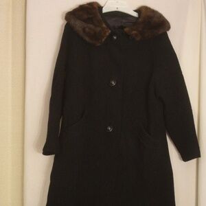 Beautiful Vintage Womens Black Coat w/ Fur collar